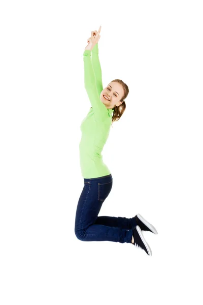 Junge glückliche Kaukasierin springt in die Luft — Stockfoto