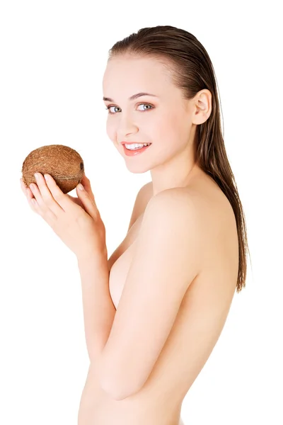 Красива жінка з кокосовим горіхом в руках — стокове фото