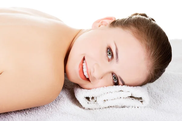 Beleza jovem mulher relaxante no spa . — Fotografia de Stock