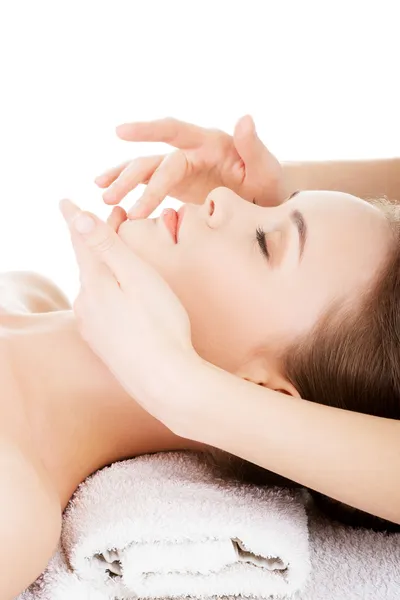 Jovem mulher relaxada bonita gosta de receber massagem facial — Fotografia de Stock