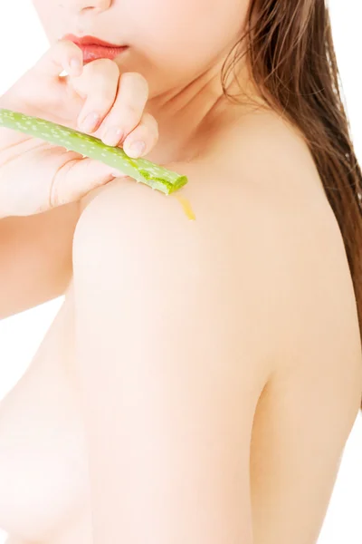 Vrouw met aloe vera — Stockfoto