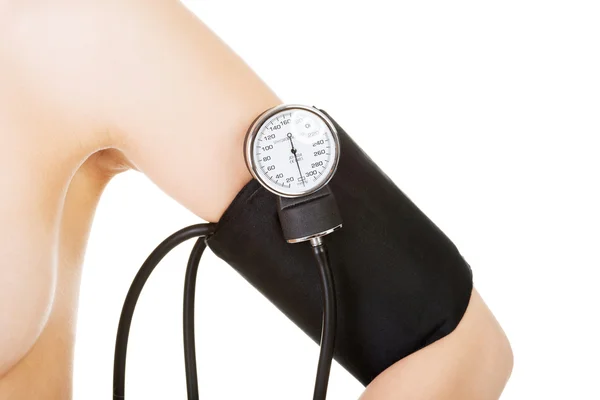 Ženská ruka s měřič krevního tlaku — Stock fotografie