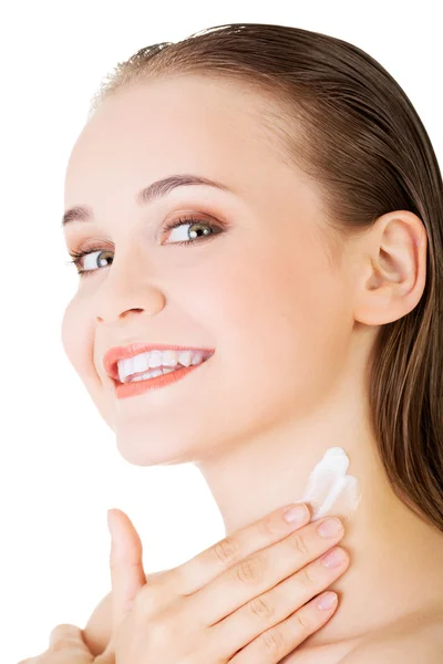 Mulher bonita com pele saudável aplicando creme cosmético — Fotografia de Stock
