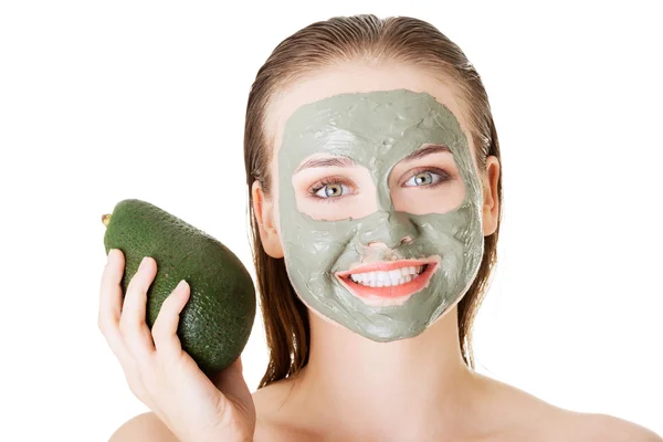 Mulher bonita com máscara facial de barro de abacate verde — Fotografia de Stock