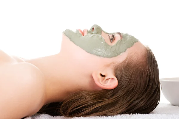 Skönhetsbehandling i spasalong. kvinna med facial clay mask. — Stockfoto