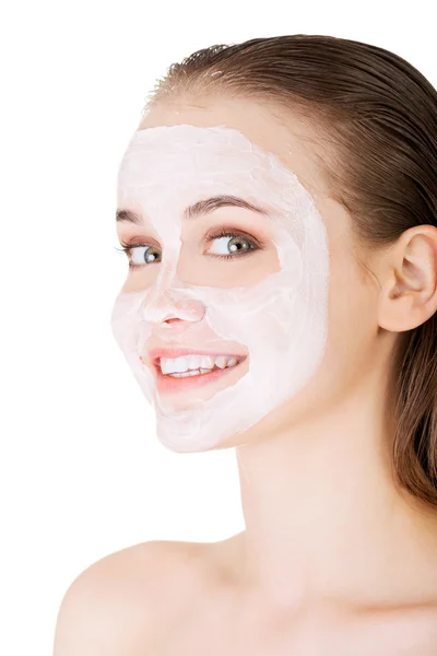 Bella donna con argilla maschera facciale — Foto Stock