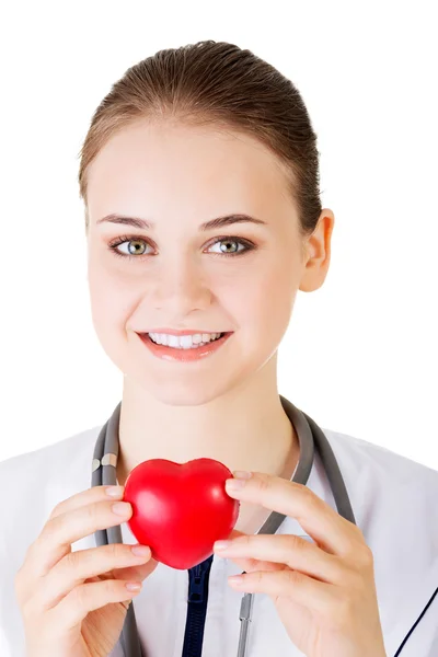 Médica feminina segurando coração vermelho na mão . — Fotografia de Stock