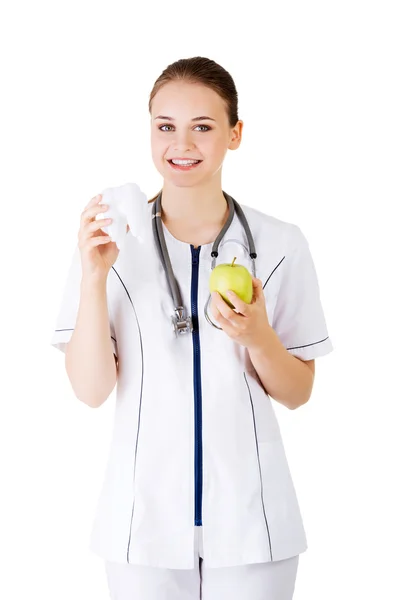 Dentiste féminine avec pomme verte et grosse dent — Photo