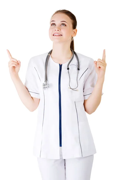 Mujer doctora o enfermera señalando el espacio de copia . — Foto de Stock