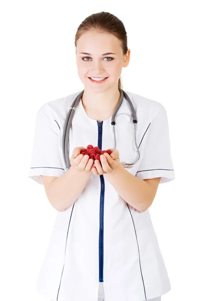 Doctora con frambuesas en la mano . — Foto de Stock