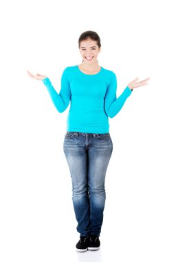 Mutlu, heyecanlı genç kadın avucunun içinde fotokopi alanını sunuyor.