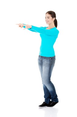 mutlu, heyecanlı genç kadın üzerinde kopya alanı işaret