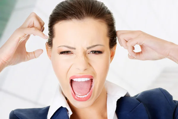 Mulher de negócios estressada ou irritada gritando — Fotografia de Stock