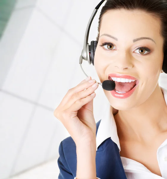 Mooie jonge callcenter assistent — Stockfoto