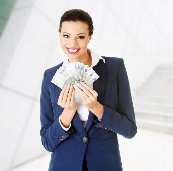 Mulher feliz segurando dinheiro do euro — Fotografia de Stock