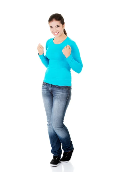 Opgewonden gelukkig succes jonge vrouw met vuisten omhoog — Stockfoto