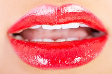 closeup çekim güzel dudakları olan kadın kırmızı ruj