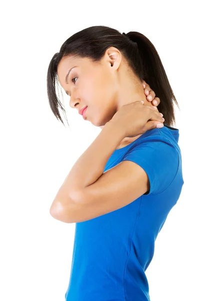 Mujer joven cogida de la mano en su cuello . — Foto de Stock