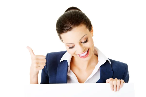 空白の看板を示す若いビジネス女性の笑みを浮かべてください。 — ストック写真