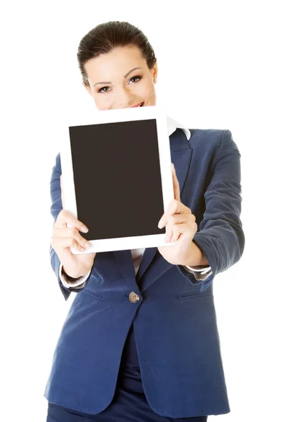 Donna d'affari che mostra tablet PC con touch pad . — Foto Stock