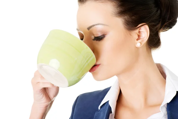Empresária fazendo coffee break — Fotografia de Stock