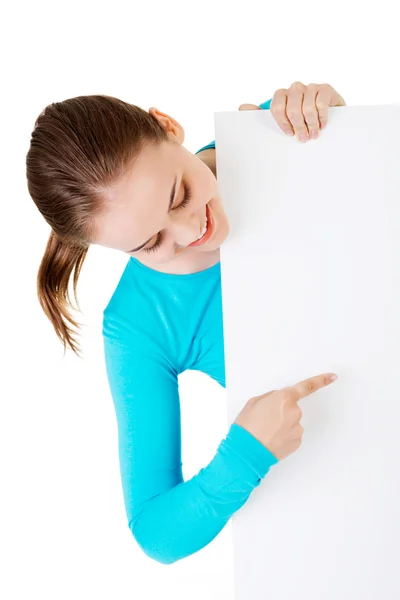 Retrato jovem mulher feliz com placa em branco — Fotografia de Stock