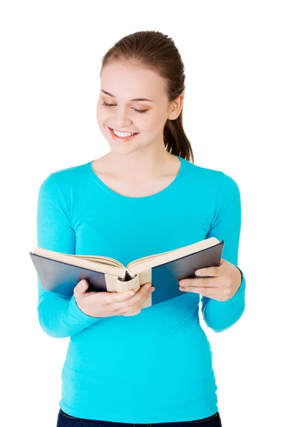 Jovem mulher lendo um livro antigo — Fotografia de Stock