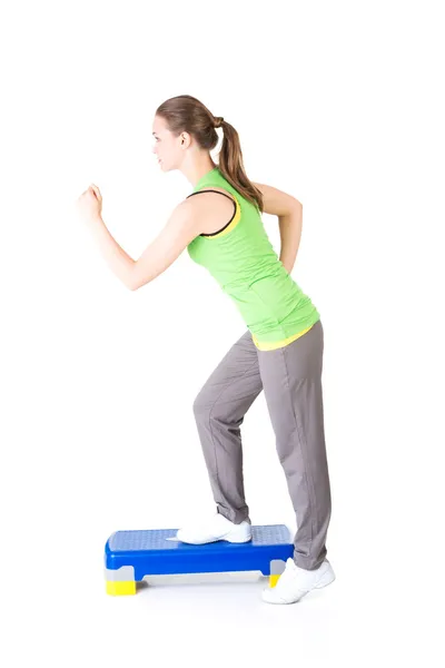 Fitness dívka je cvičit s krokovými — Stock fotografie
