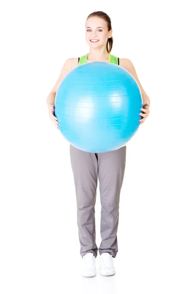 Mujer estilo de vida saludable con pilates pelota de ejercicio . — Foto de Stock