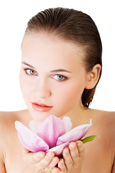 Rosto de beleza da bela mulher jovem com flor . — Fotografia de Stock