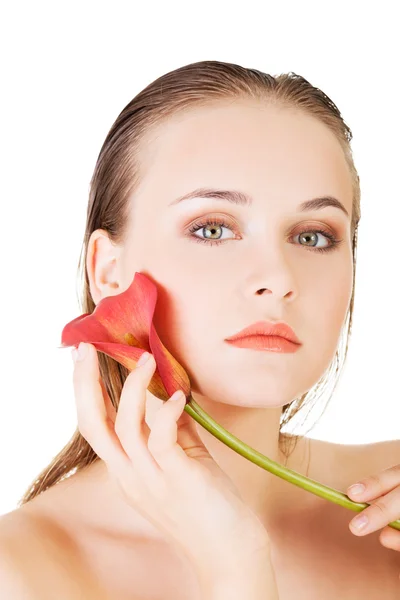 Schönheit Gesicht der jungen schönen Frau mit Blume. — Stockfoto