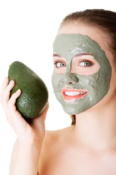 Schöne Frau mit grüner Avocado-Ton-Gesichtsmaske — Stockfoto