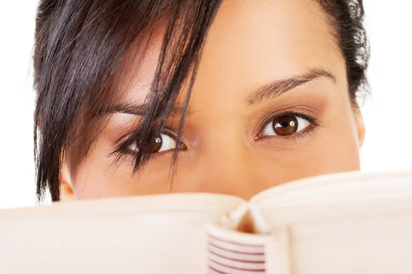 Mujer joven leyendo un libro viejo — Foto de Stock