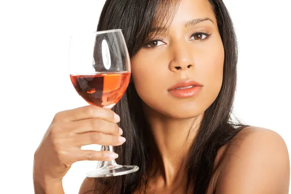 Mulher bonita com copo de vinho rosa — Fotografia de Stock