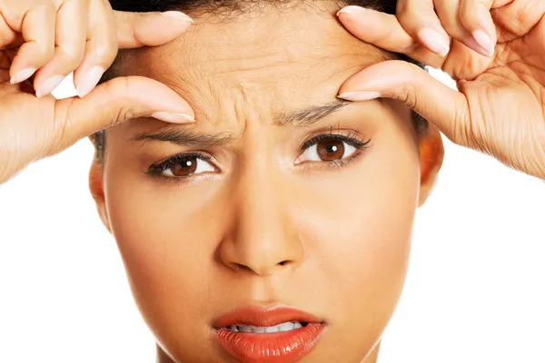 Vrouw haar rimpels op haar voorhoofd controleren — Stockfoto