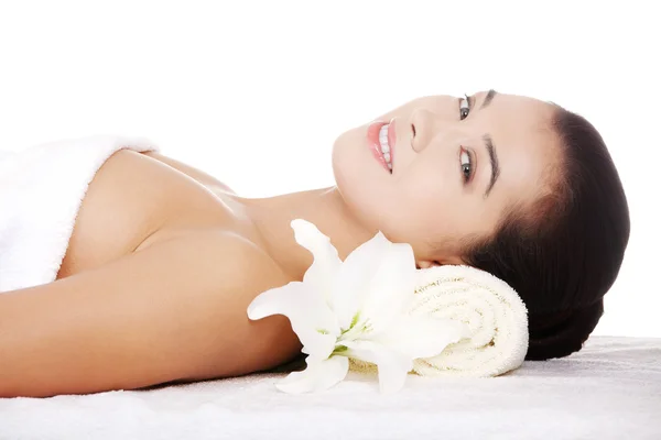Beauty young woman relaxing in spa. — Stock Photo, Image