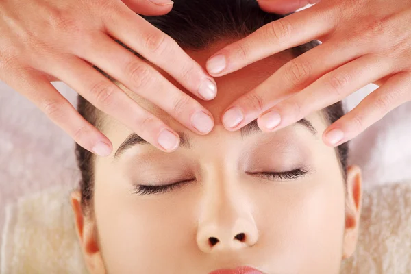 Jovem mulher relaxada gosta de receber massagem — Fotografia de Stock