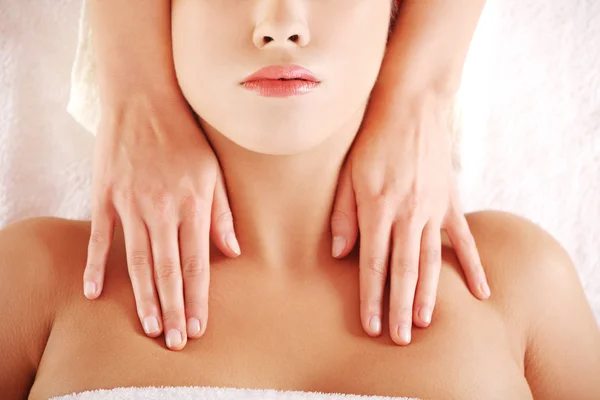 Junge entspannte Frau genießt die Massage — Stockfoto