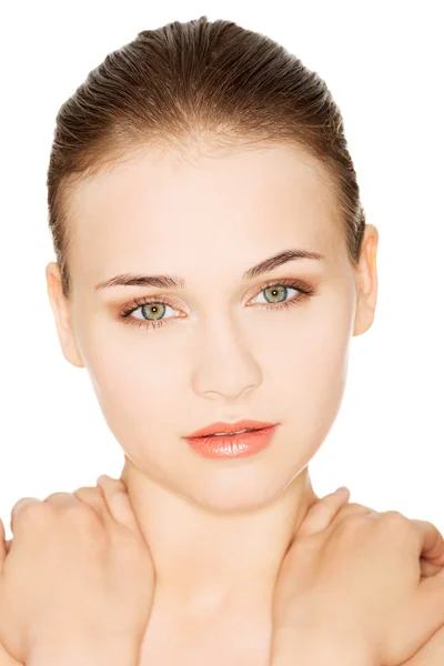 Vacker ung kvinna med frisk ren hud. — Stockfoto