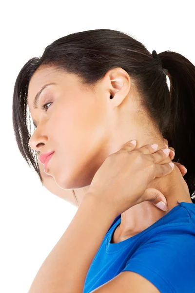 Giovane donna che si tiene la mano sul collo . — Foto Stock