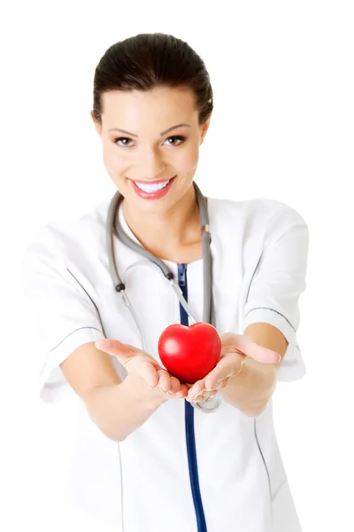 Enfermera joven con el corazón en la mano —  Fotos de Stock