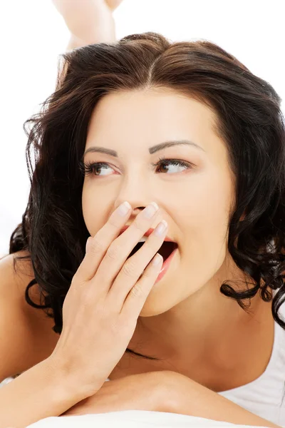 Face closeup de uma bela jovem e apta mulher bocejando — Fotografia de Stock