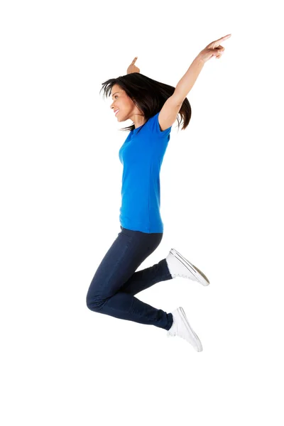 Genç mutlu kadın havaya zıplıyor — Stok fotoğraf