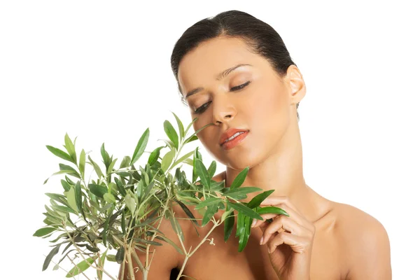 Kobieta z zdrowia skóry i drzewo oliwne — Zdjęcie stockowe