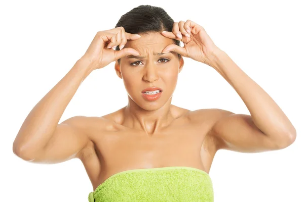 Vrouw haar rimpels op haar voorhoofd controleren — Stockfoto