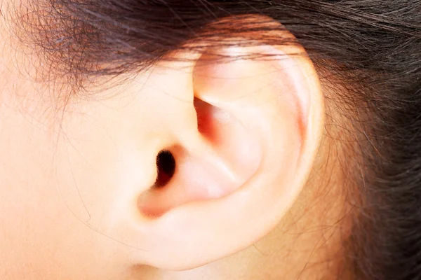 Mujer joven oreja — Foto de Stock