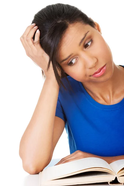 Frau, die am Schreibtisch lernt, wird müde — Stockfoto