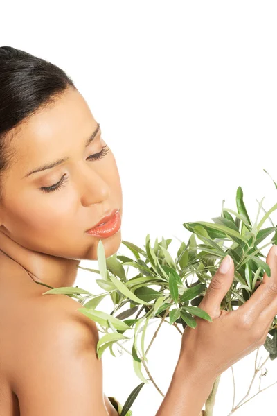 Kvinna med hälsa hud och med olivträd — Stockfoto