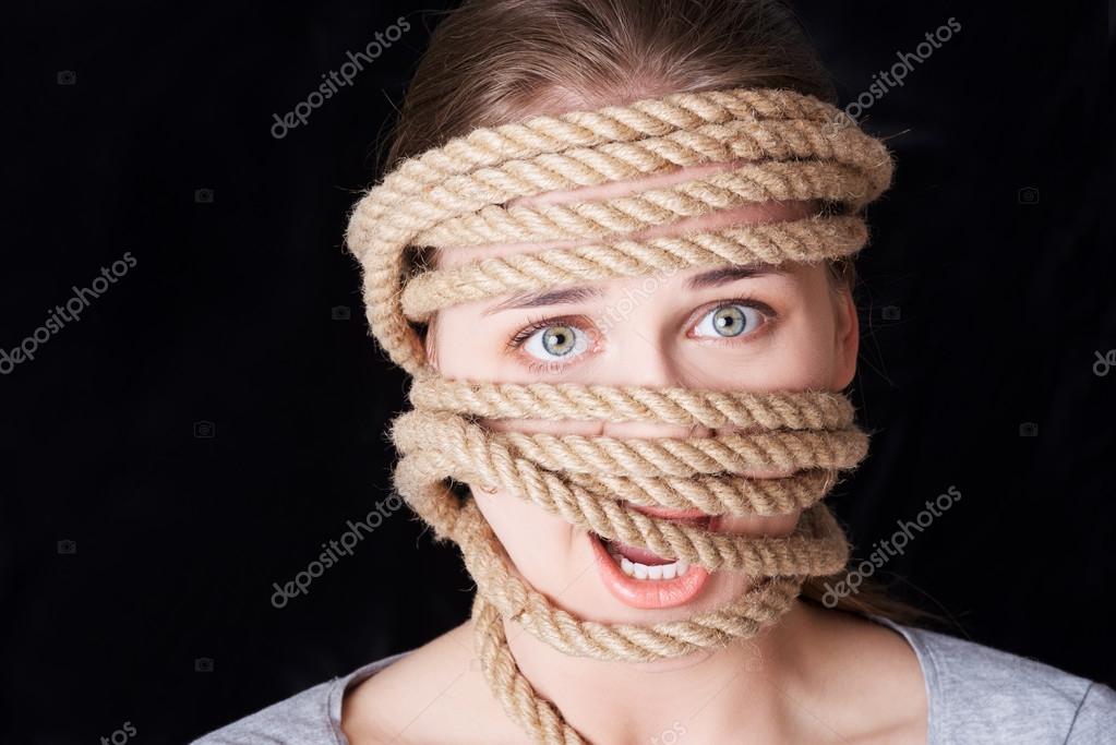 Одна дама связывает вторую