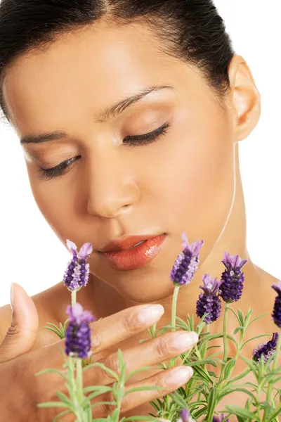 Schöne Mädchen riechen Lavendelblüten — Stockfoto